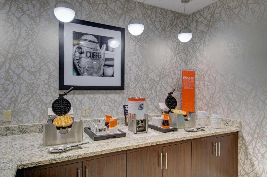 Hampton Inn & Suites Boston/Стоутън Екстериор снимка